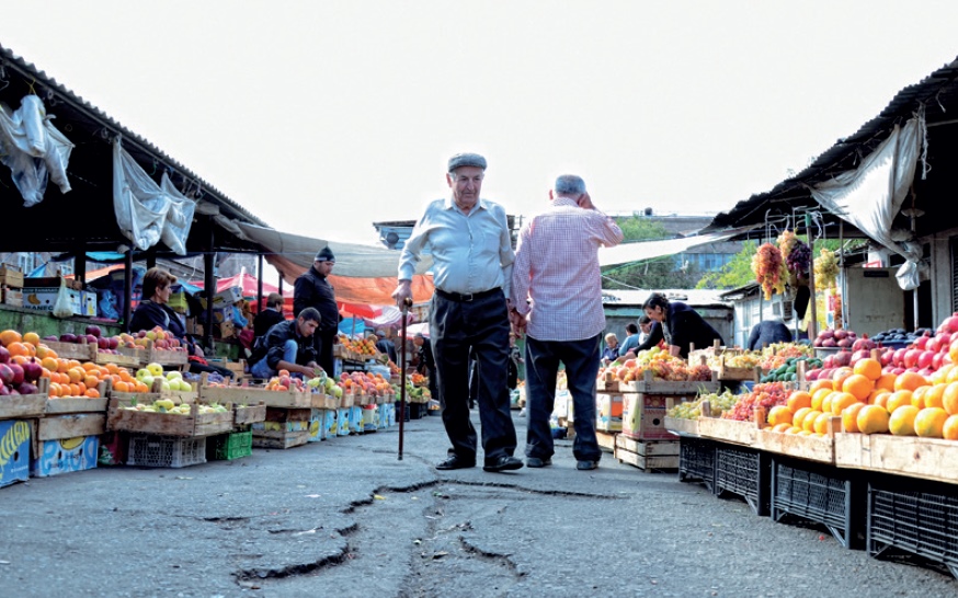 Älterer Mann auf einem Obstmarkt