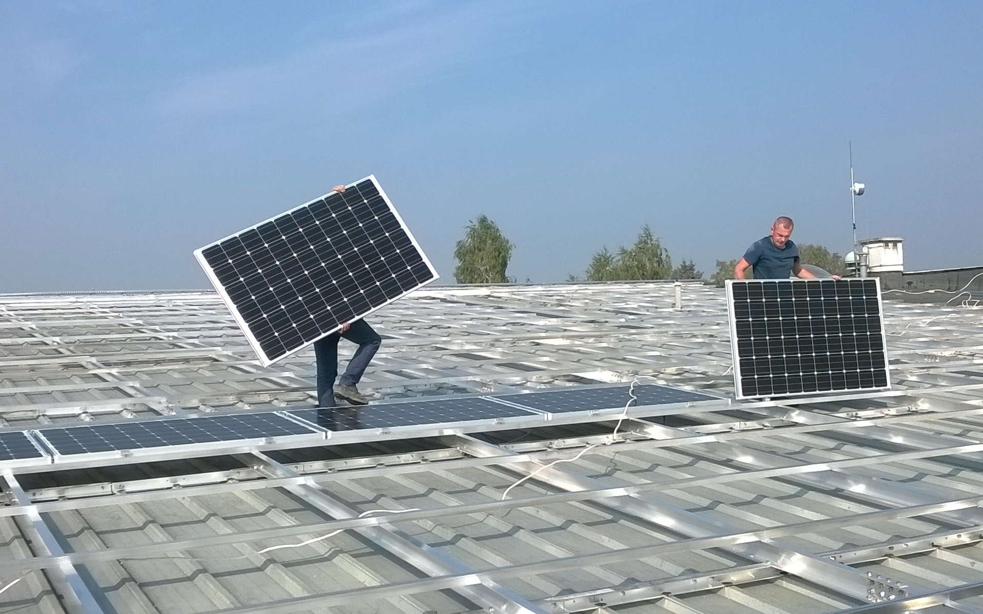Arbeiter bei der Installation von Fotovoltaikanlagen in Niepolomice, Polen