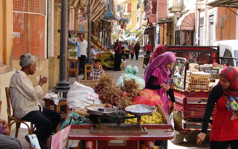 Egyptien sur un marché en faisant les courses