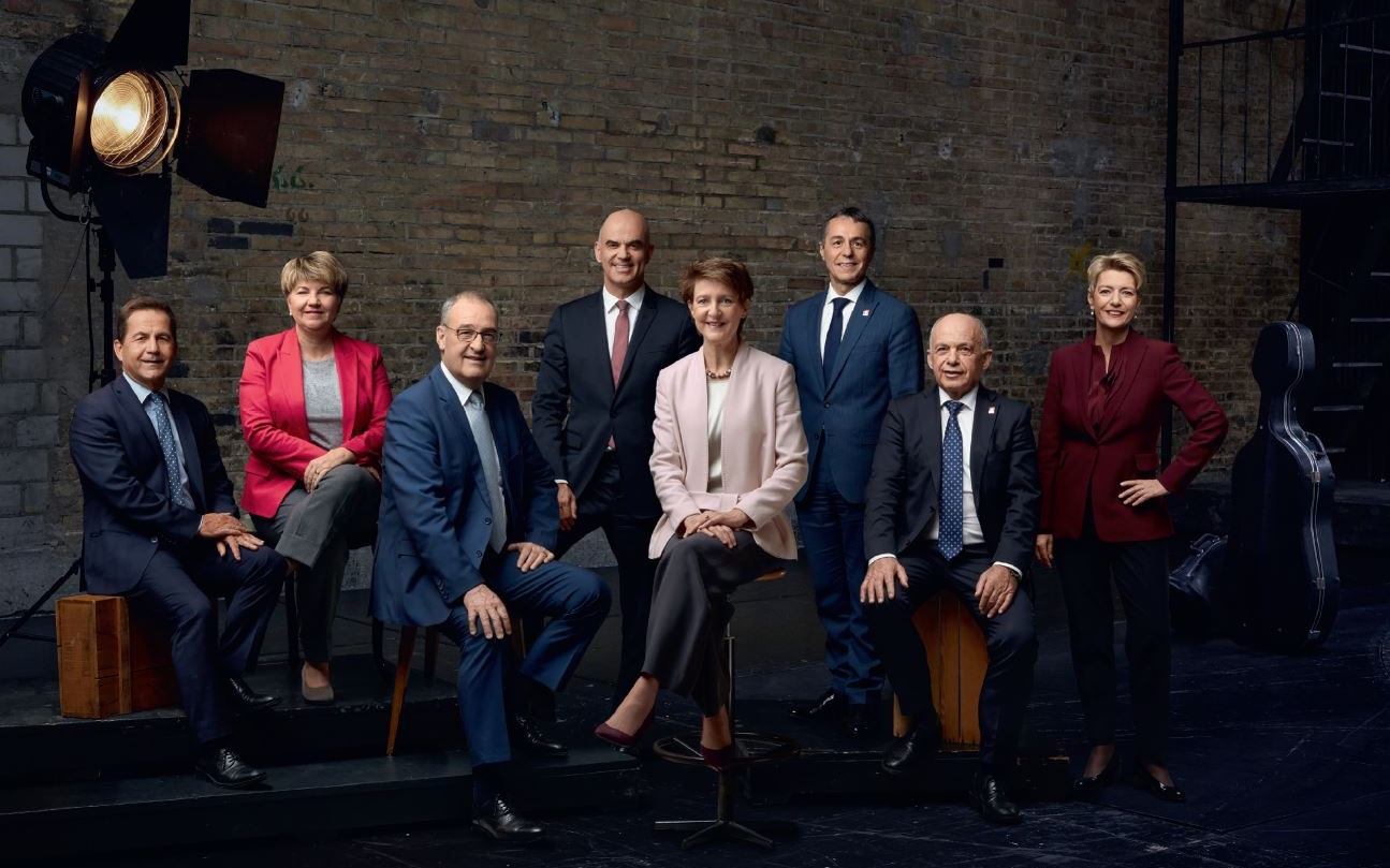   Photo de groupe des sept conseillers fédéraux en fonction. 